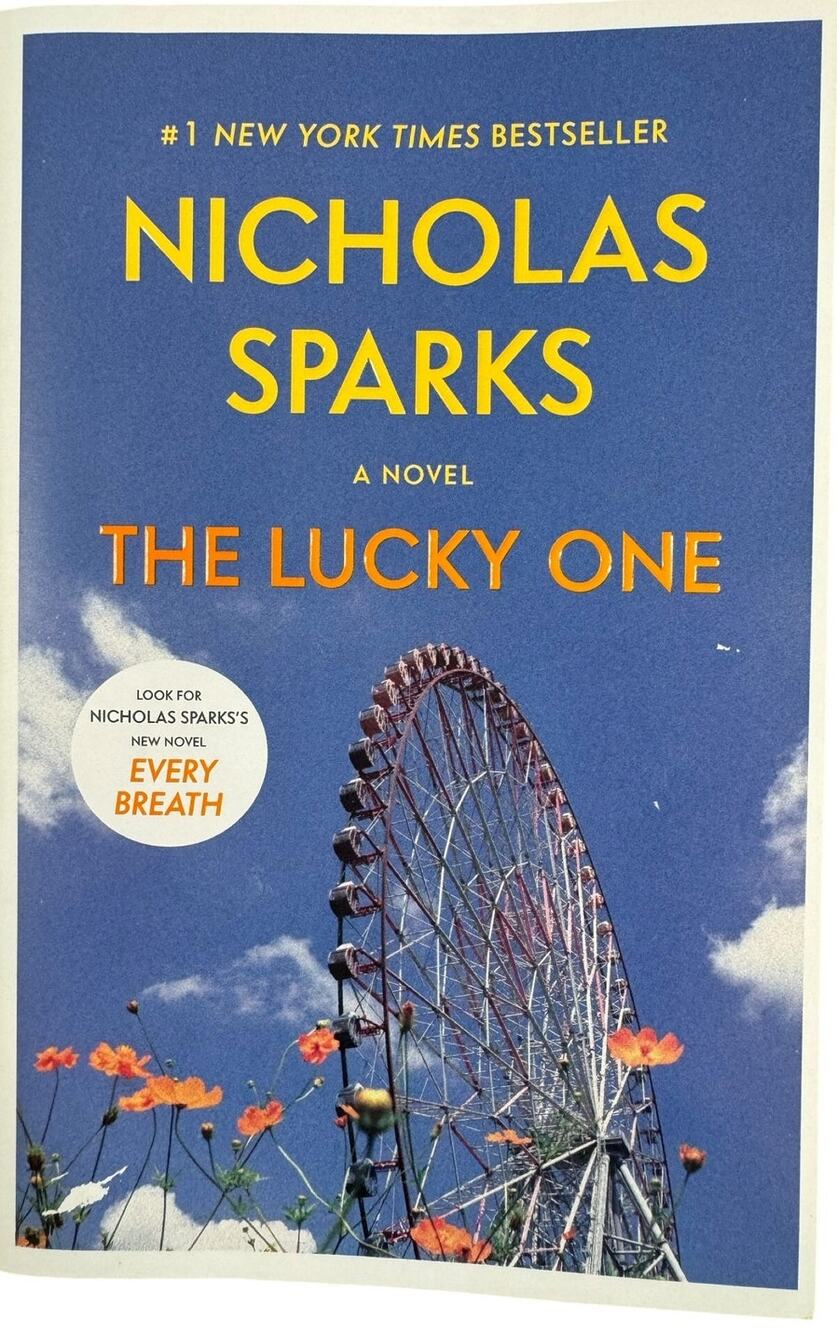 The Lucky One by Nicholas Sparks (Paperback)